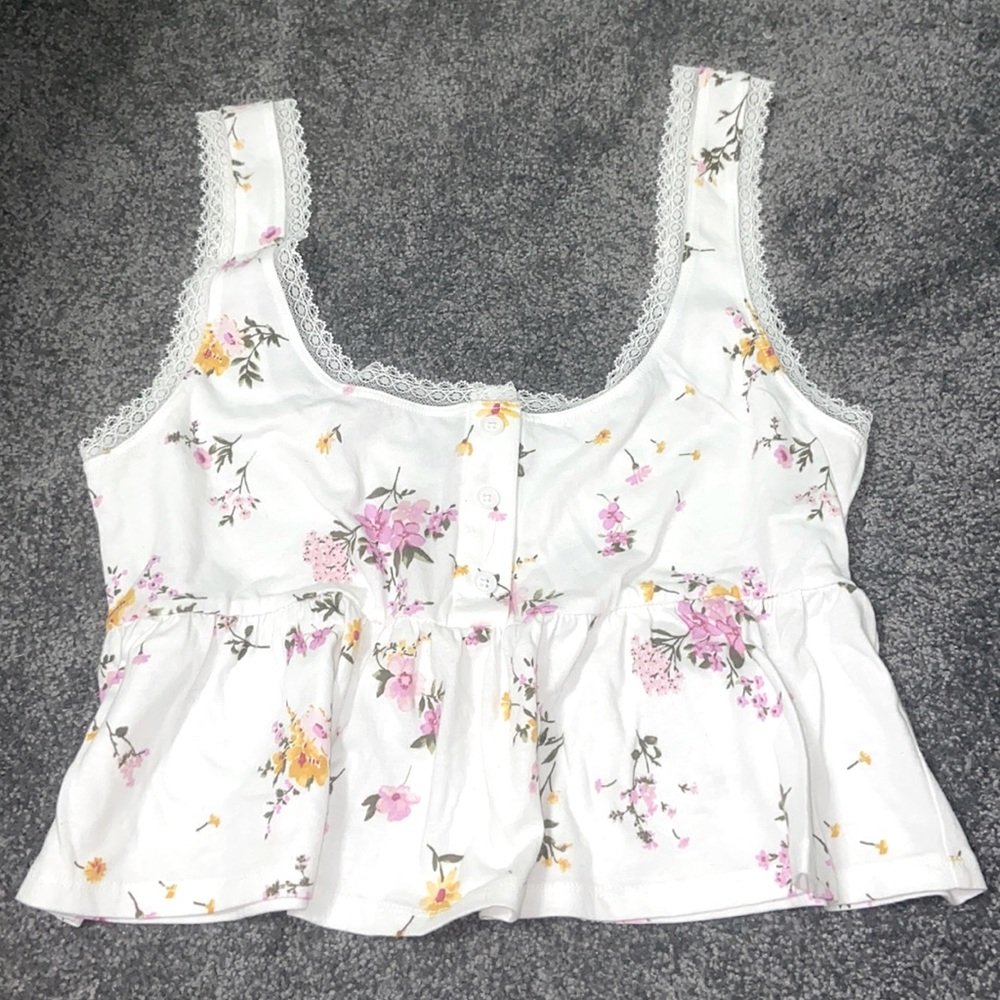 White flower top